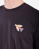 Focus sur l’imprimé Magic Flower du T-shirt OLOW. Petit motif floral coloré sur la poitrine, apportant une touche artistique et originale au design sobre.
