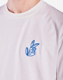 Détail du col rond du T-shirt Oléa Écru OLOW. Bord-côte fin et coutures renforcées pour une meilleure résistance et un ajustement parfait.