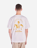 T-shirt Sabanero White OLOW porté par un modèle. Coupe décontractée et moderne, idéale pour un look casual chic. Se porte facilement avec un jean, un chino ou un short.