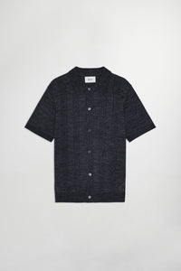 THOR TEXTURED CARDIGAN NAVY NN.07 HOMME NOUVELLE COLLECTION VERSAILLES CASUAL CHIC Cardigan tricoté en laine responsable et lisse. Doté d'un point texturé et de boutons en nacre. Respectueux de l'environnement et élégant pour toutes occasions.