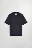 THOR TEXTURED CARDIGAN NAVY NN.07 HOMME NOUVELLE COLLECTION VERSAILLES CASUAL CHIC Cardigan tricoté en laine responsable et lisse. Doté d'un point texturé et de boutons en nacre. Respectueux de l'environnement et élégant pour toutes occasions.