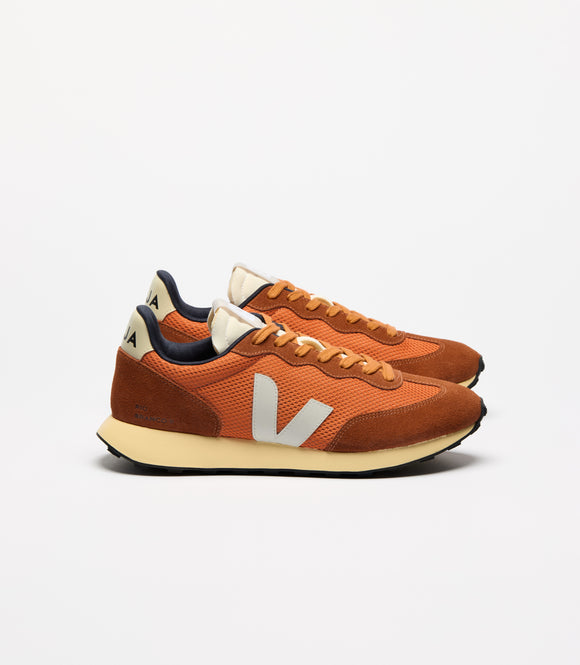 Basket VEJA Rio Branco II Alveomesh Pumpkin – Sneakers légères et respirantes en Alveomesh avec touches orange et beige, parfaites pour un style éco-responsable.