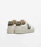 VEJA V-90 en cuir blanc – Talon avec empiècement kaki et logo VEJA, une touche sobre et élégante.