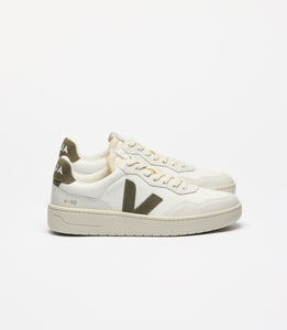 Basket VEJA V-90 Extra White Kaki – Sneakers en cuir blanc avec détails kaki, design épuré et fabrication éco-responsable.