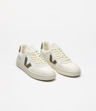 VEJA V-90 Extra White Kaki – Baskets minimalistes blanches avec lacets ton sur ton et allure intemporelle.