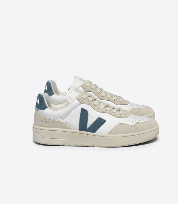 Basket VEJA V-90 Extra White California Blue – Sneakers en cuir blanc avec détails bleu California, un design épuré et éco-responsable.