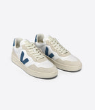 VEJA V-90 Extra White California Blue – Baskets blanches intemporelles avec lacets assortis et silhouette rétro-chic.