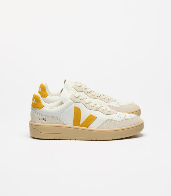 Basket VEJA V-90 Extra White Toscane – Sneakers en cuir blanc avec détails couleur Toscane, un design minimaliste et éco-responsable.