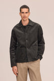Veste homme en velours côtelé vert kaki Morgan 50004 NN.07 avec boutonnage et poches plaquées, portée avec un pantalon beige.