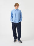 Mannequin portant un Super Chino Bobby Wool Mix Marine à Carreaux avec une chemise bleue claire sur fond blanc.