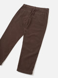 Pantalon Universal Works Military Chino Cord cacao en velours côtelé, vue arrière, poches boutonnées.