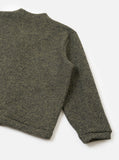 Universal Works Advance Cardigan Raven Fleece olive, gros plan, texture et motif chevrons.
