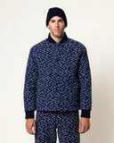 Veste Réversible JR Hanzo Indigo Blue HOMECORE à motif points blancs portée par un homme avec bonnet.