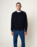 Sweatshirt Aquae Navy HOMECORE en tissu éponge, porté par un homme avec t-shirt blanc et jean bleu.