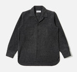 Chemise de travail Universal Works Work Shirt Dam Marl Marine. Chemise à manches longues gris foncé avec col ouvert et poches poitrine.
