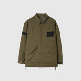Doudoune CR Raf Jacket Universal Works olive, avec boutons, poches à rabat et patchs noirs sur la poitrine et la manche.