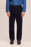 Pantalon en velours côtelé NN.07 Aden 50004 Bleu Marine, porté par un homme avec une chemise en jean.