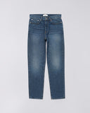 Pantalon Cosmos Bleu Wash Plaza Edwin, jean droit bleu denim sur fond blanc uni, pour homme.