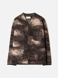 Cardigan Universal Works en maille camouflage nuage marron, avec boutons et poches sur fond blanc.