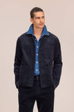 Homme portant une veste et un pantalon en velours côtelé bleu marine NN.07 Morgan 50004 avec une chemise en jean.