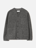 Cardigan Universal Works en laine polaire gris chiné, avec col en V, boutonnage et poches plaquées.