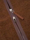 Détail de la fermeture éclair et du tissu polaire en laine marron chiné du Zip Liner Jacket Wool Fleece.