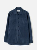 Surchemise Universal Works Dam Marl bleu marine avec col, boutons et deux poches poitrine.