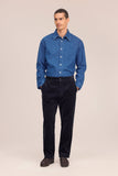 Homme en pantalon velours côtelé bleu marine Aden 50004 NN.07 et chemise en jean bleu.