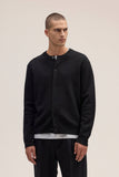 Cardigan noir Jasper Crew Cardigan 60062 NN.07, porté par un homme sur un t-shirt gris et un pantalon noir.