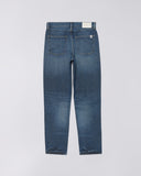 Pantalon Edwin Cosmos Bleu Wash Plaza, jean bleu délavé avec poches arrière et logo de la marque.