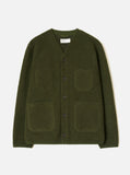 Cardigan Universal Works en laine polaire vert olive, col en V, boutonné, avec quatre poches plaquées sur le devant.
