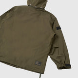 Veste Down CR Raf Universal Works en vert olive, vue arrière avec capuche, poignets réglables et étiquette de marque.