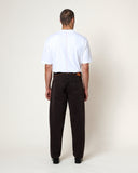 Vue arrière du Jean Carotte Jabali Apache Cocoa HOMECORE, porté par un homme avec un t-shirt blanc et une ceinture marron.