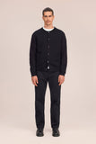 Mannequin portant le cardigan Jasper Crew noir de NN.07. Il est associé à un t-shirt blanc, un pantalon noir et des chaussures noires.