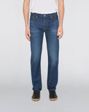 Pantalon Edwin Cosmos Bleu Wash Plaza, jean droit homme en denim bleu délavé, porté sur fond gris clair.