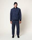 Mannequin homme portant la Veste Réversible JR Hanzo Indigo Blue de HOMECORE, un pantalon assorti et un bonnet bleu.