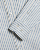 Chemise Montebelo Stripe Blue Portuguese Flannel rayée bleue et blanche, gros plan sur le bouton et la manchette.