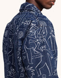 Veste Akka Life Dance Olow, veste en jean bleue avec des dessins blancs représentants des hommes.