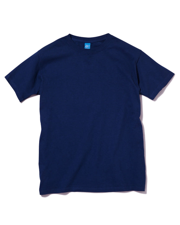 Tee-shirt BLEU MARINE Good On – dos uni avec une coupe classique et une matière confortable. Confection japonaise de qualité, idéale pour un look casual premium. À retrouver chez SEE YOU à Versailles.