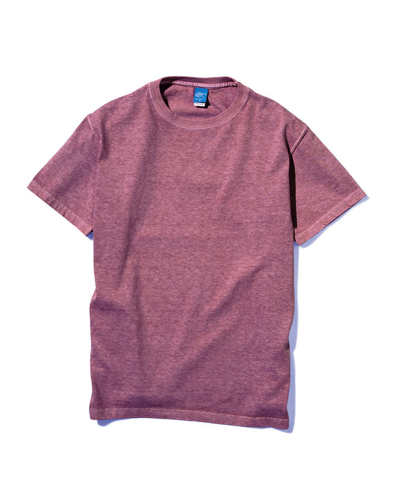 T-shirt S/S P-Azuki Good On porté dans un look décontracté. Un basique teint au Japon qui apporte caractère et originalité. Disponible chez SEE YOU, concept store masculin à Versailles.