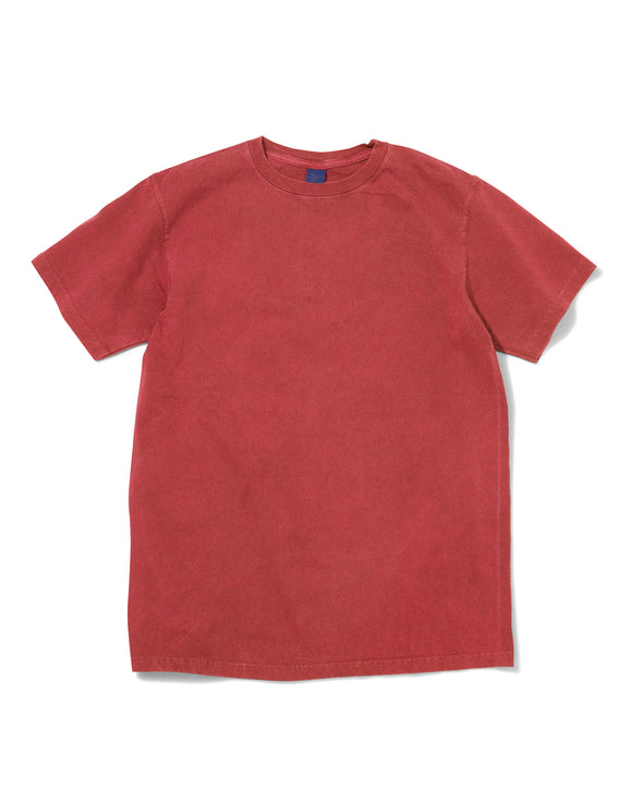 Jersey 100% coton ROUGE teint en pièce (garment dyed), propre au savoir-faire japonais de Good On. Texture douce, toucher vintage et couleur nuancée. Disponible en boutique chez SEE YOU à Versailles.