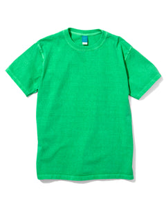 T-shirt S/S P-Kelly Good On porté dans un look décontracté. Un basique teint au Japon qui apporte caractère et originalité. Disponible chez SEE YOU, concept store masculin à Versailles.