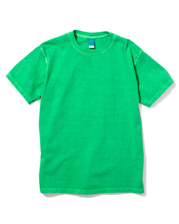T-shirt S/S P-Kelly Good On porté dans un look décontracté. Un basique teint au Japon qui apporte caractère et originalité. Disponible chez SEE YOU, concept store masculin à Versailles.