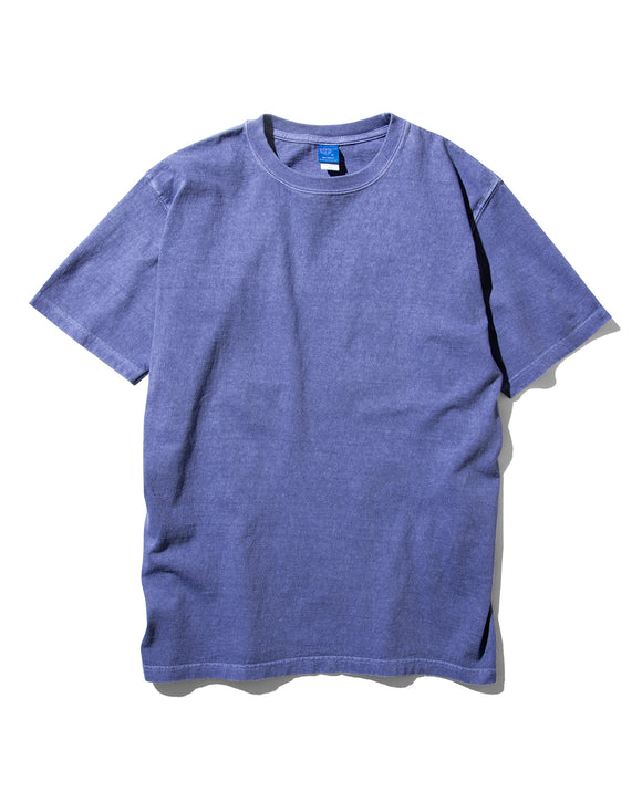 Tee-shirt S/S P-Light Purple Good On – coupe droite, col rond, en coton jersey teint à l’ancienne pour un rendu unique. Un t-shirt fabriqué au Japon, au style vintage affirmé. Disponible chez SEE YOU, concept store à Versailles.