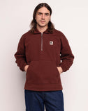 Homme portant un Sweat Manso Chocolat Olow, sweatshirt marron à col zippé et poche kangourou, avec un jean bleu.