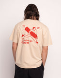 Dos du T-Shirt Creative Studio Crème Olow. Motif rouge 'Creative life OLOW' avec homme courant portant un crayon.