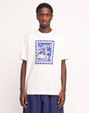 T-shirt Olow Lost With You écru, porté par un homme, avec un imprimé graphique bleu et blanc représentant deux personnes.